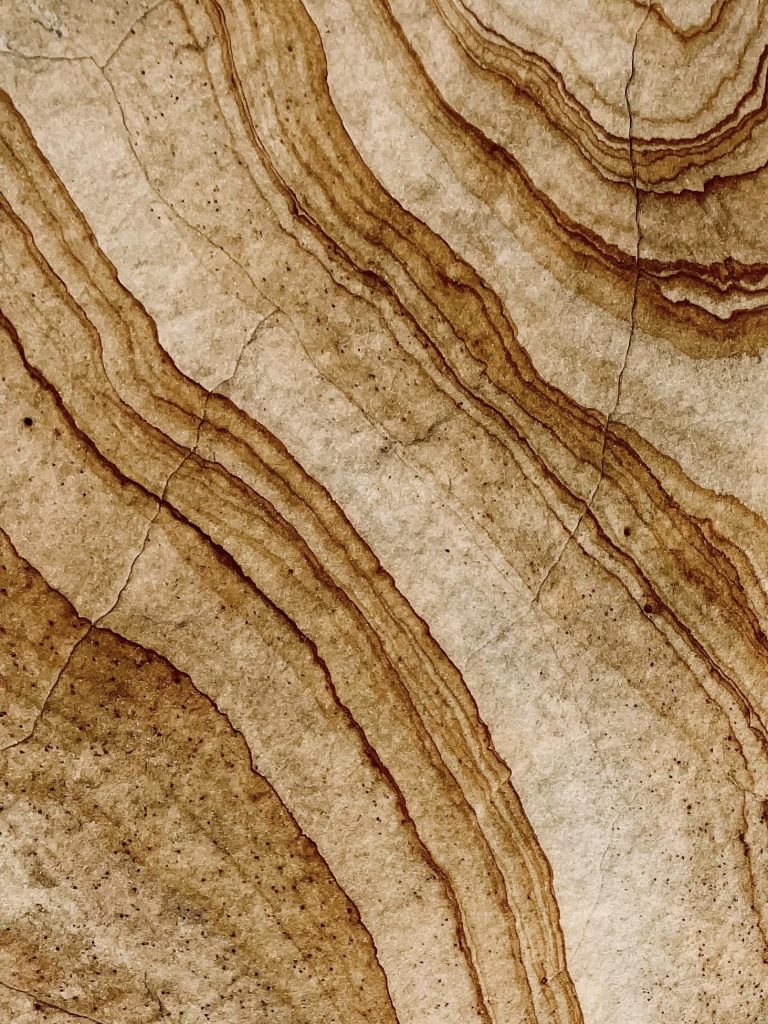 Photo macro représentant une roche dans les teintes dorées.